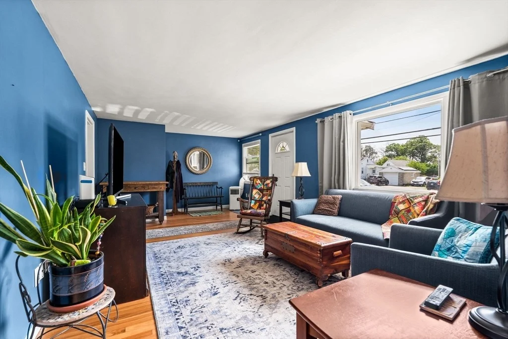 Photo of 905 Riverside Dr
