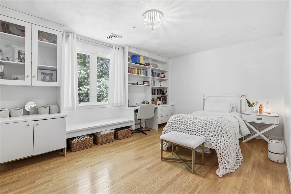 Photo of 25 Revolutionary Rd