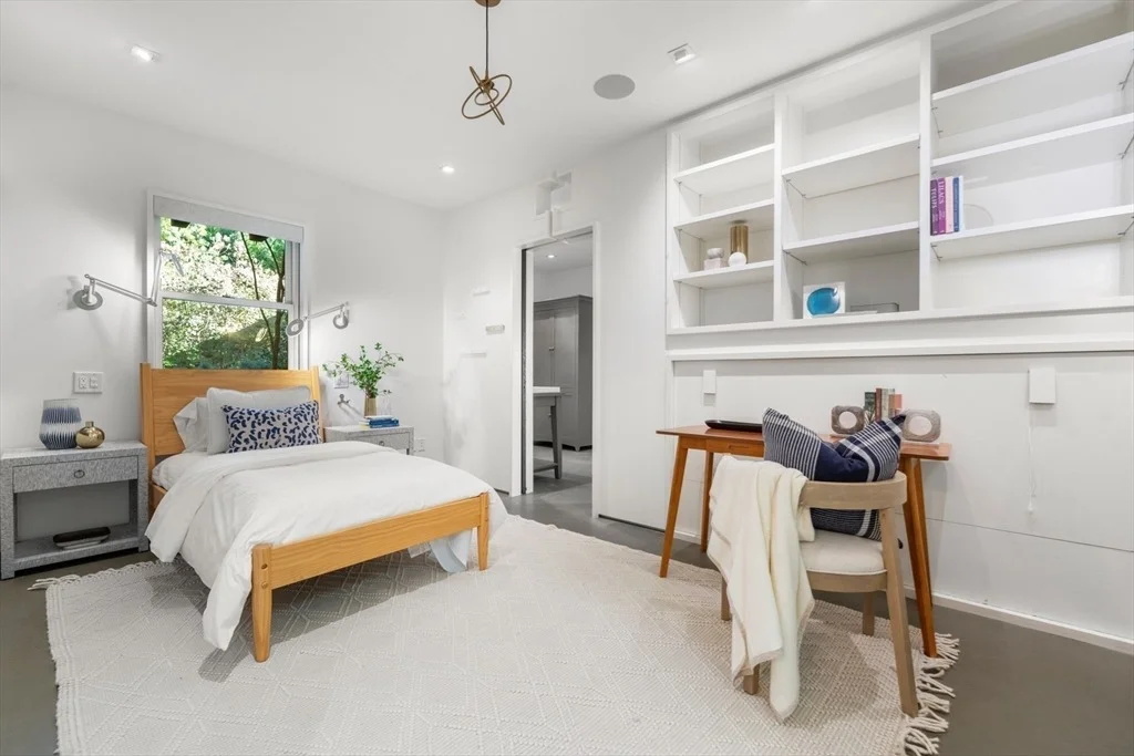 Photo of 480 Pleasant Street