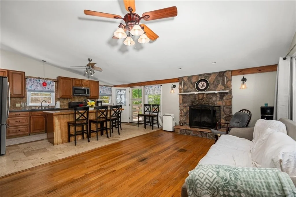 Photo of 237 Boston Rd