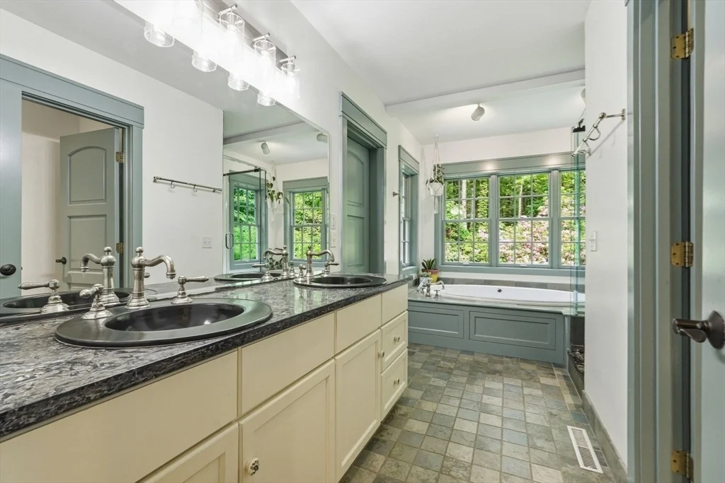 Photo of 18 Eveningstar Dr