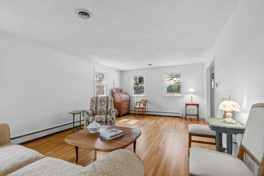 Photo of 16 Eastmount Road