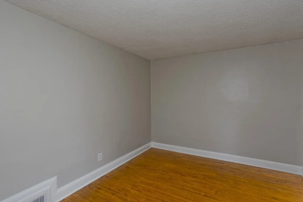 Photo of 351 Apremont Hsy