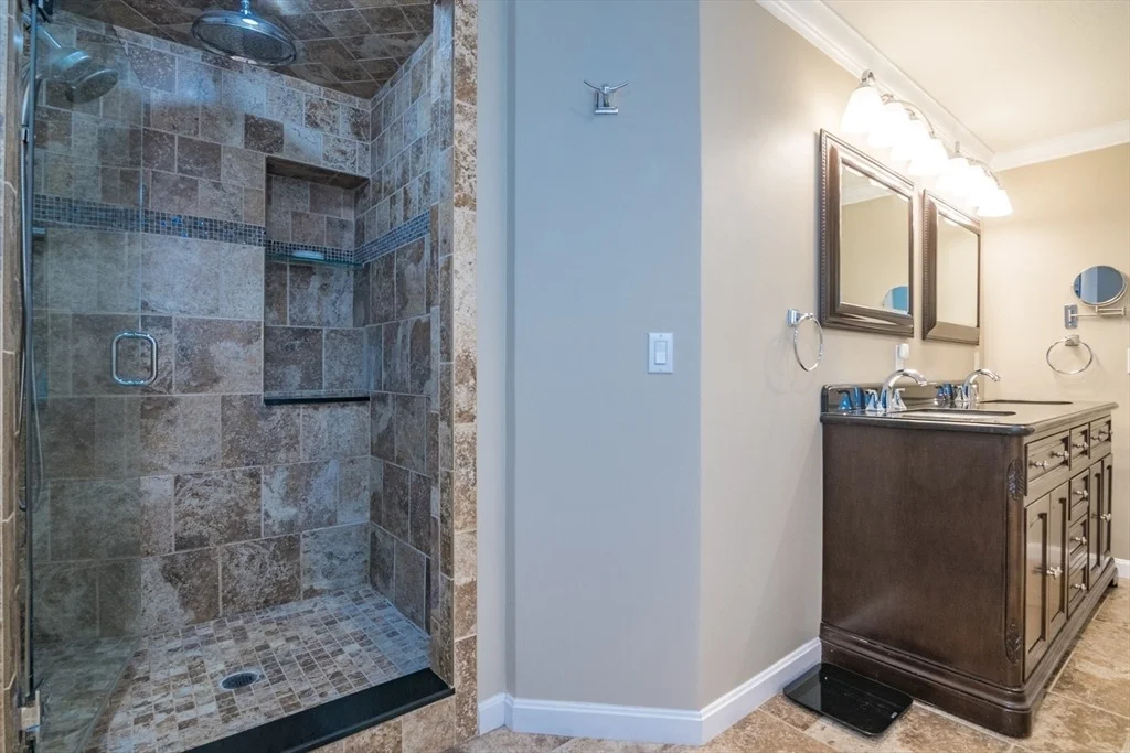 Photo of 42 Elizabeth Cir