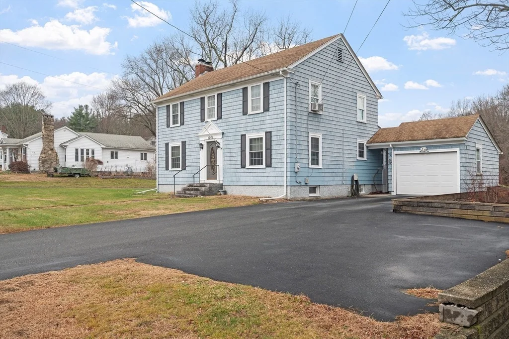 Photo of 1261 Putnam Pike
