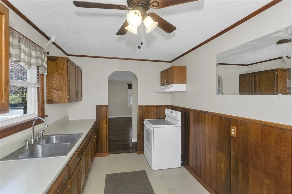 Photo of 582 Broadway St