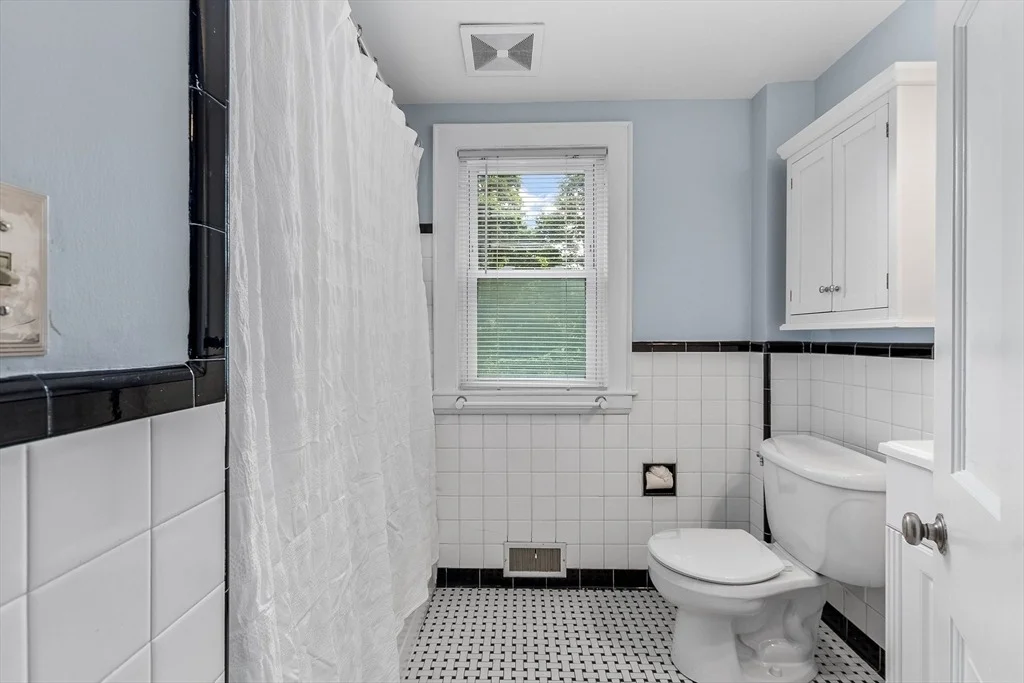 Photo of 862 Pleasant Street