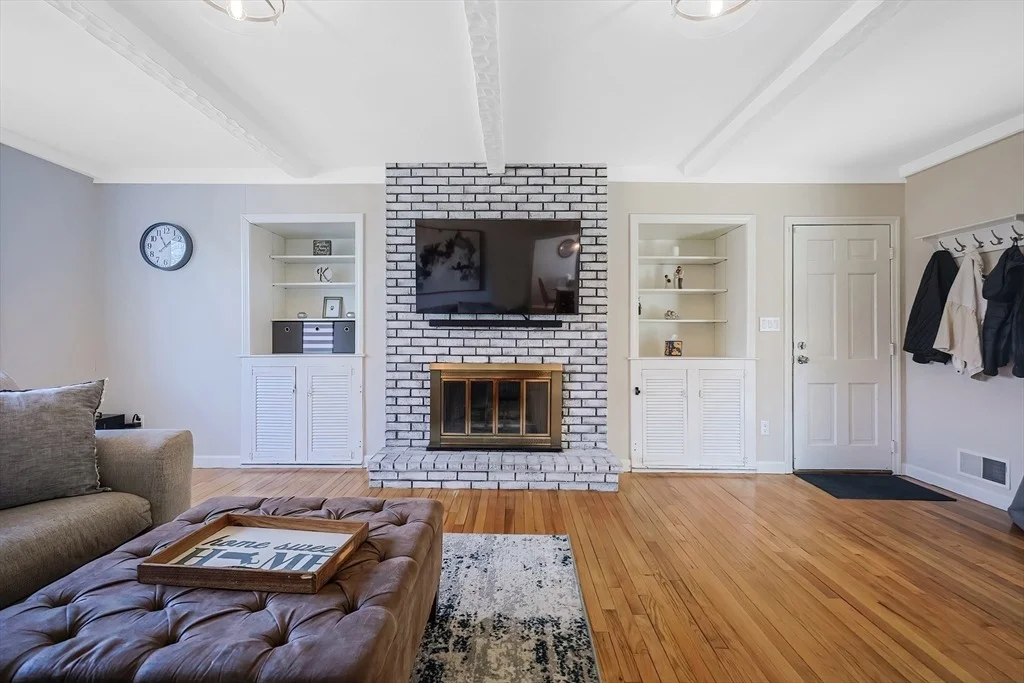 Photo of 8 Chickering Ln