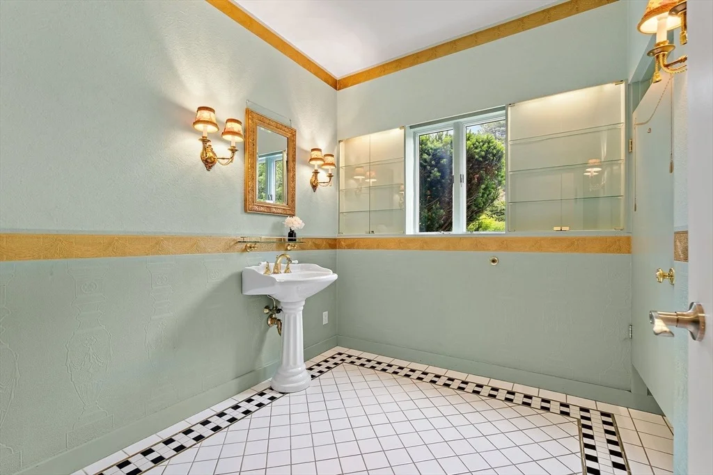 Photo of 1 Knollwood Dr