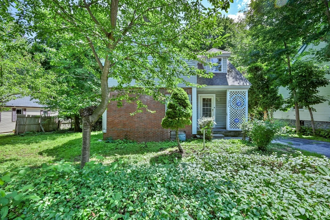 Photo of 1278 Pleasant St