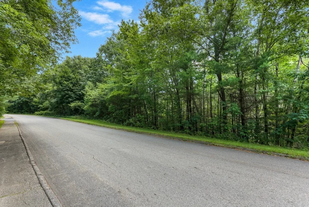 Photo of 17 Crowningshield Dr