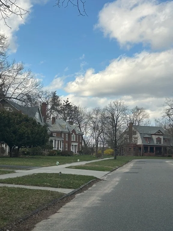 Photo of 122 Bellevue Ave