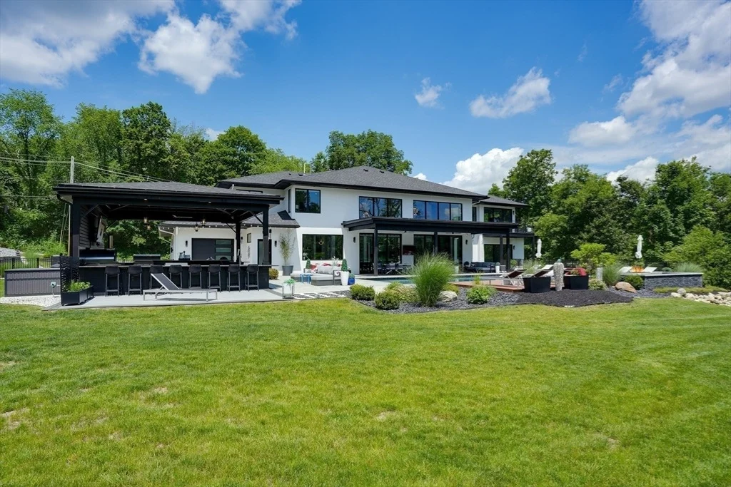 Photo of 556 Middle Road