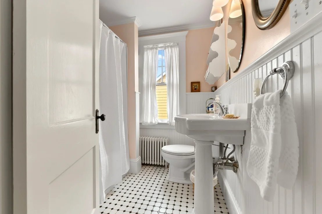 Photo of 10 Giddings Avenue