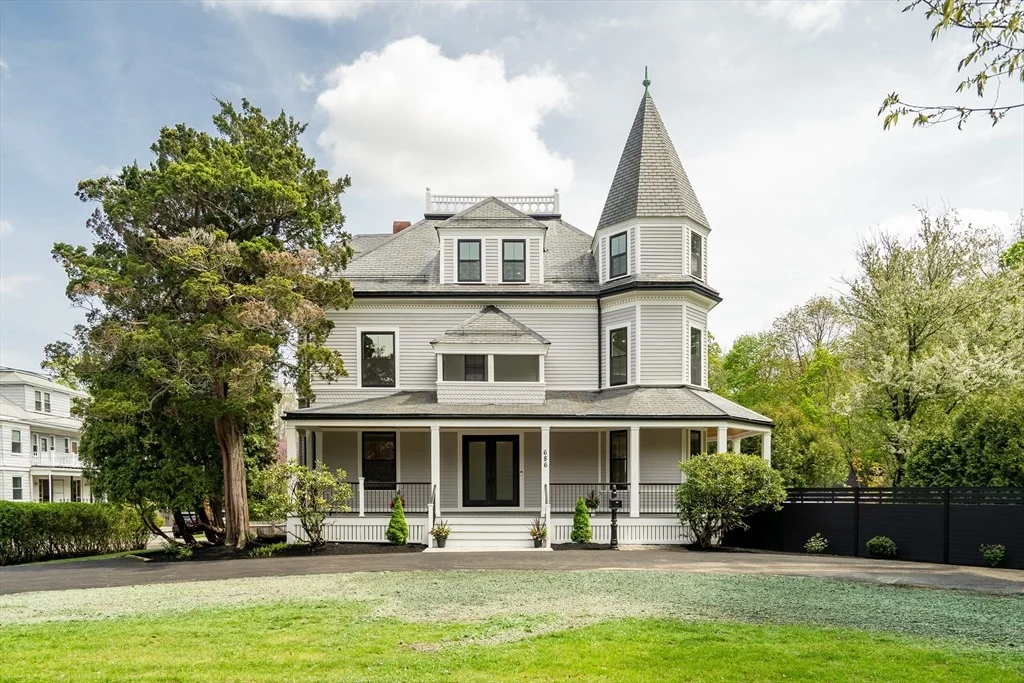 Photo of 686 Centre St