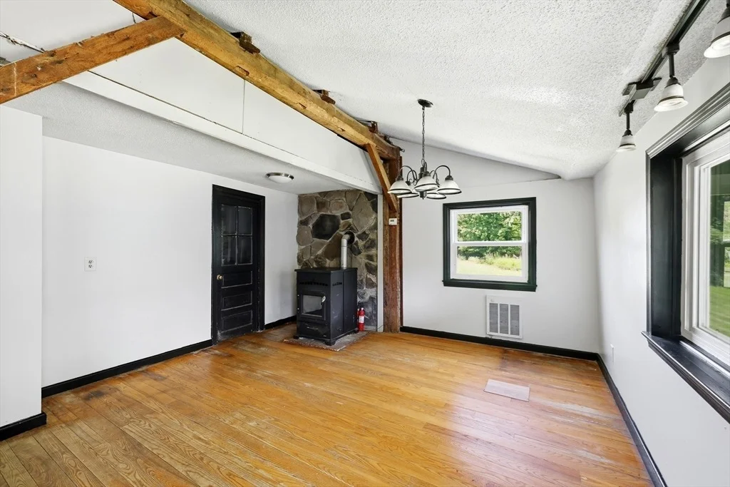 Photo of 1572 Main Rd