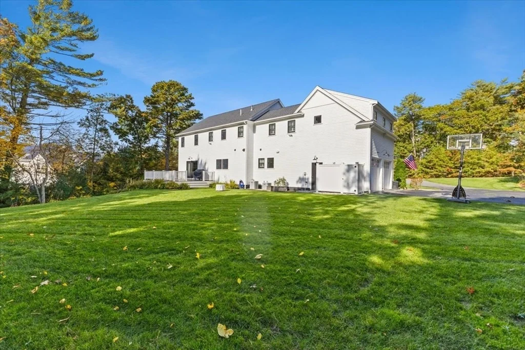 Photo of 18 Quaker Ln