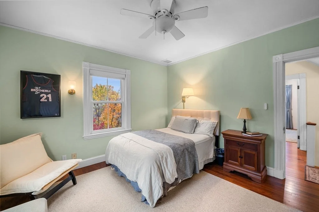 Photo of 5 Beacon St