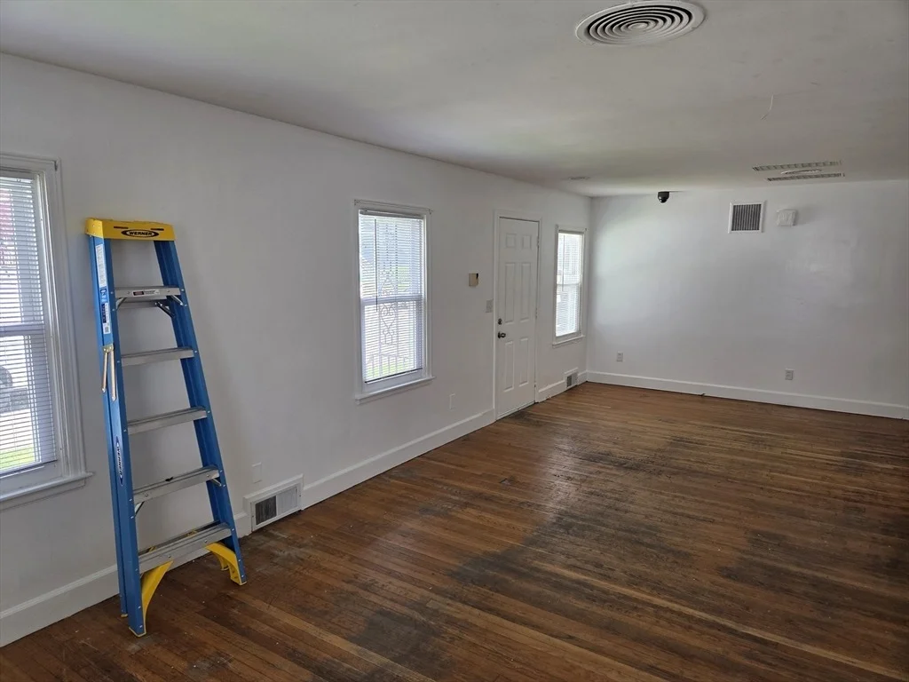 Photo of 499 Maple St