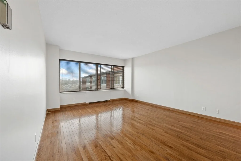 Photo of Unit 607 at 22 Chestnut Pl