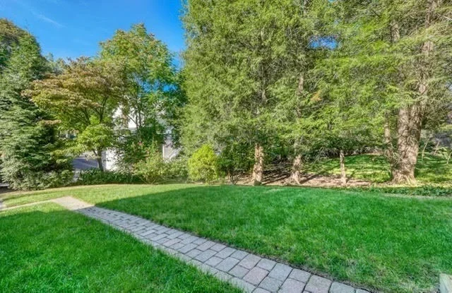 Photo of 10 Lorraine Cir