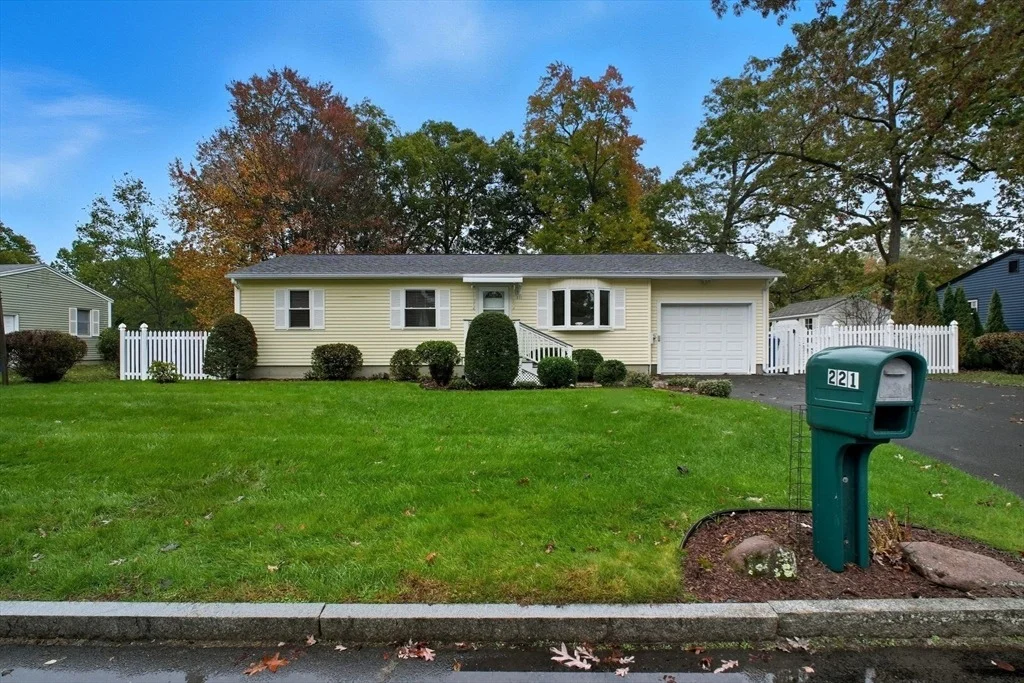 Photo of 221 Glenoak Dr