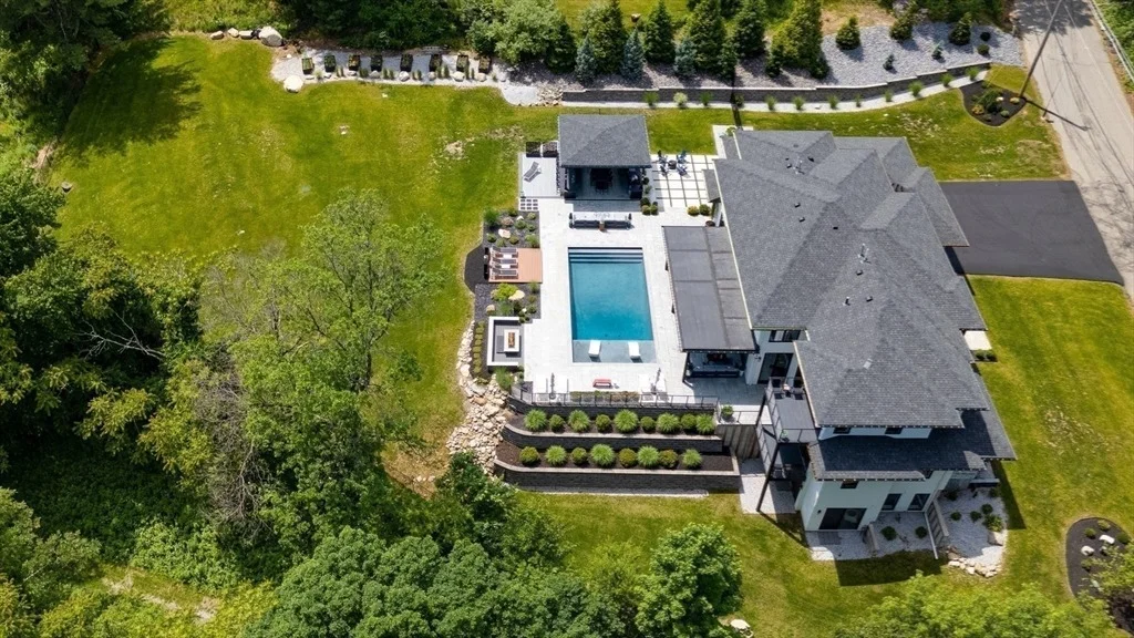Photo of 556 Middle Road