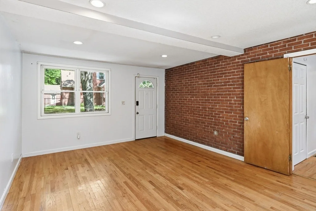 Photo of 881 Roosevelt Ave