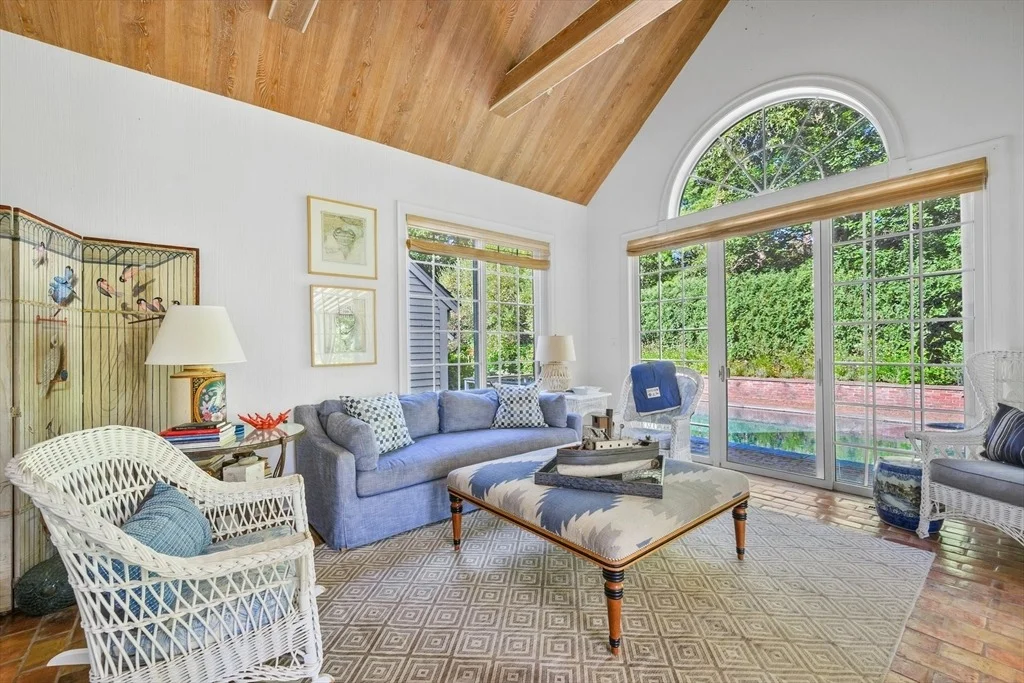 Photo of 245 North Bay Road