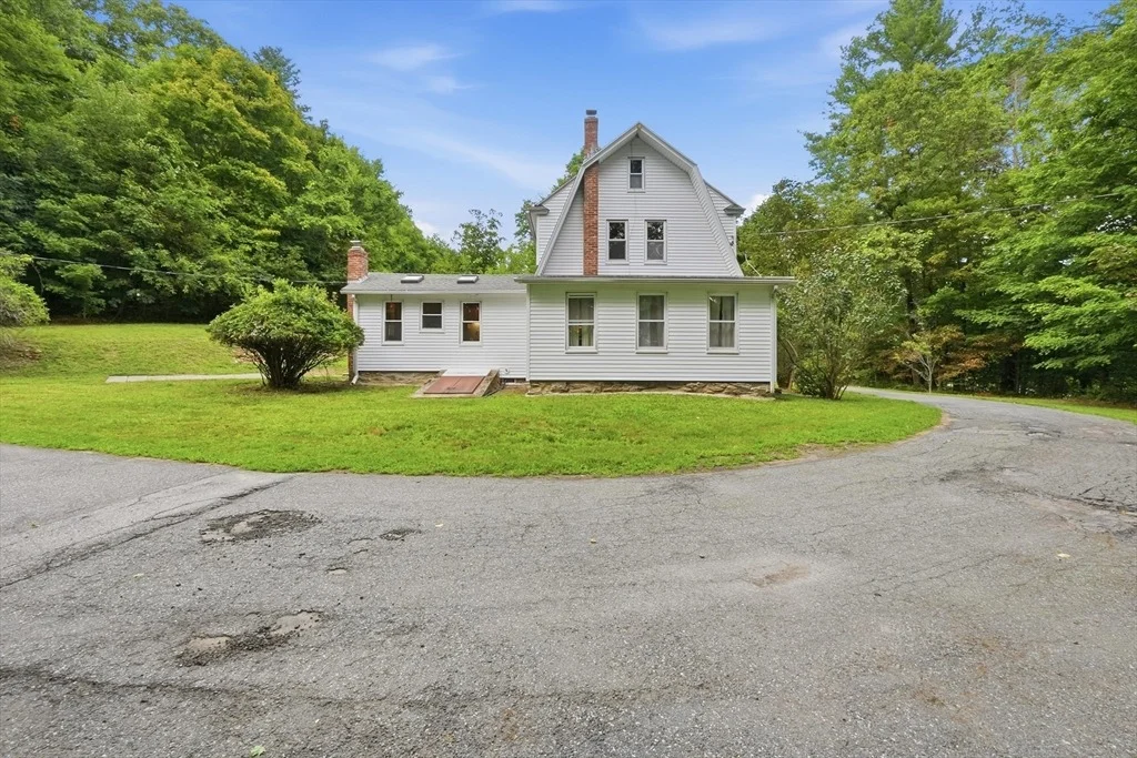 Photo of 587 Main St