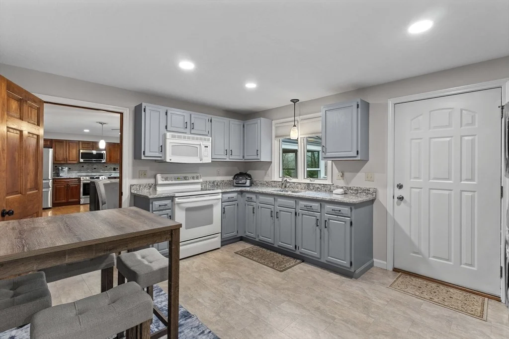 Photo of 16 Flint Pond Rd