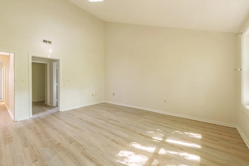Photo of 499 Hadley Rd