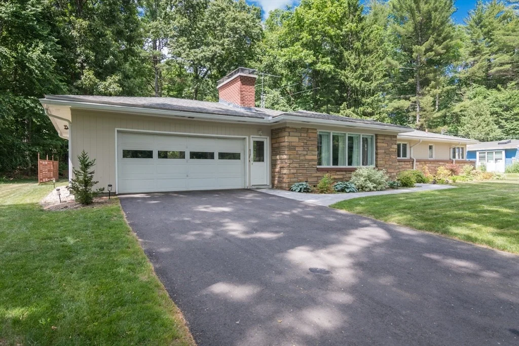 Photo of 669 Westhampton Rd