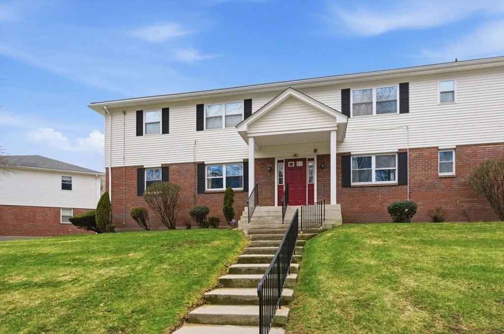 Photo of Unit B at 80 Colonial Cir