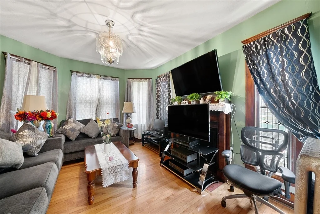 Photo of 562 Broadway