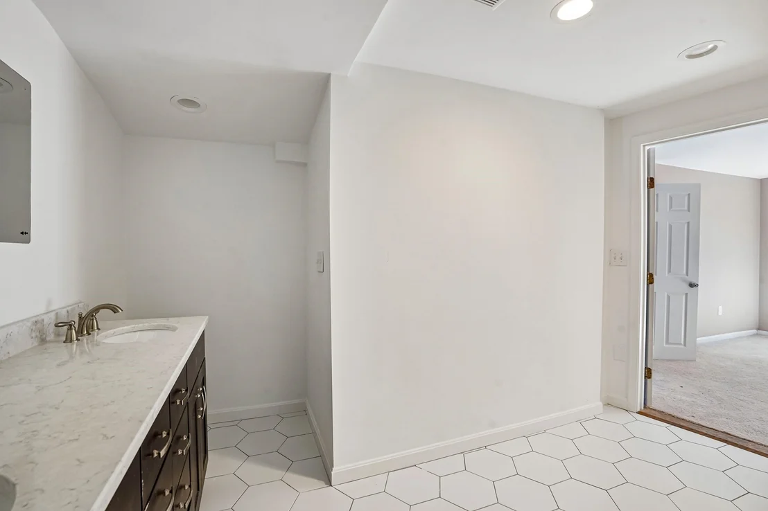 Photo of 7 Nirvana Dr