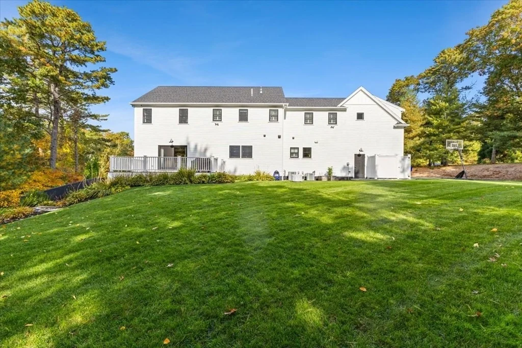 Photo of 18 Quaker Ln