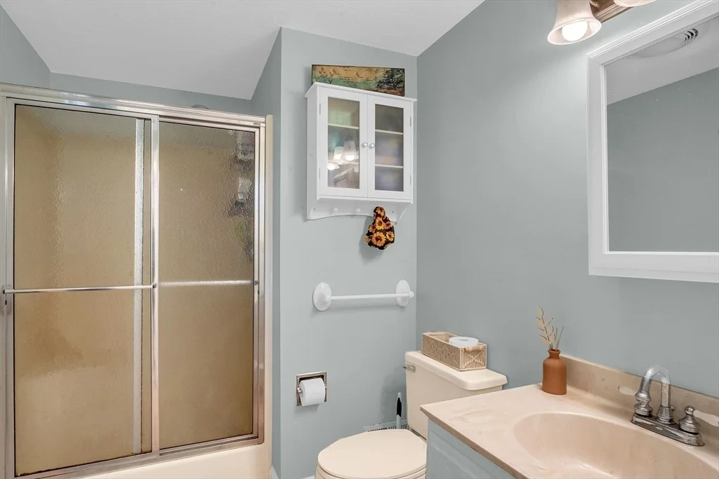Photo of Unit D at 706 Ridgefield Cir