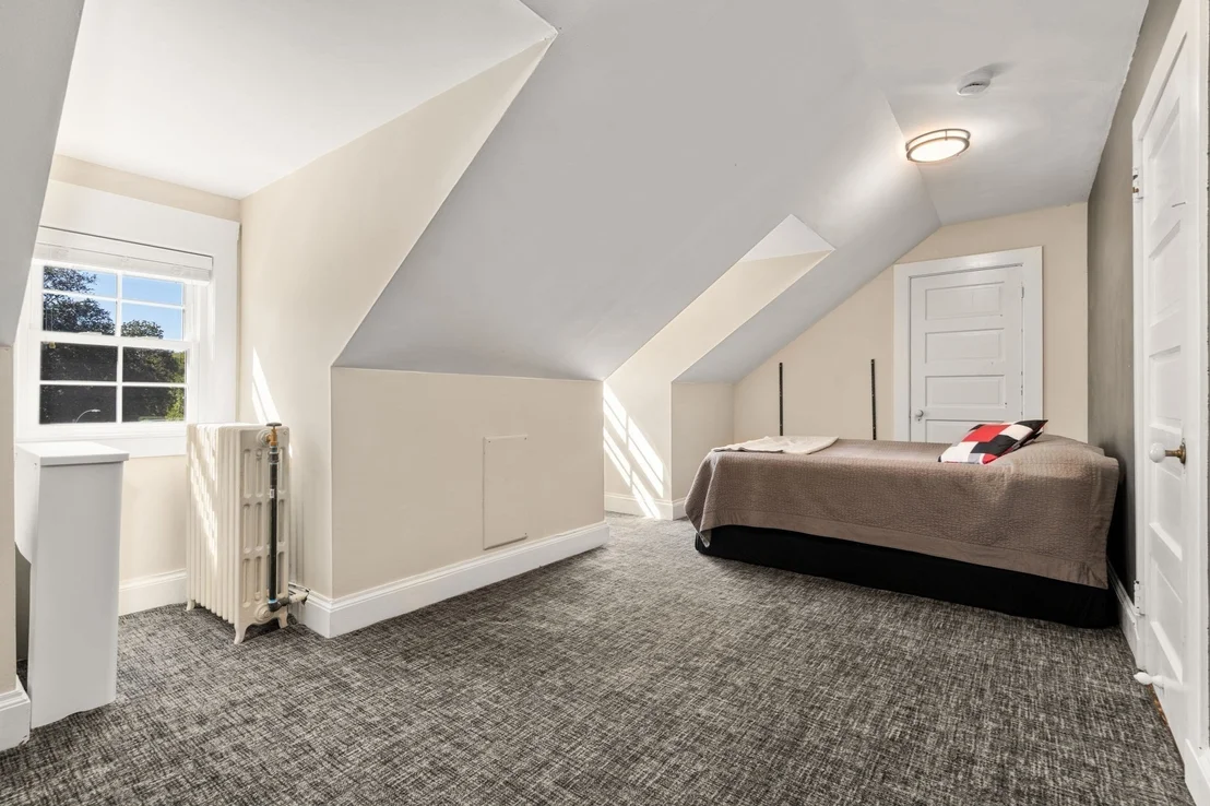 Photo of 393 Commonwealth