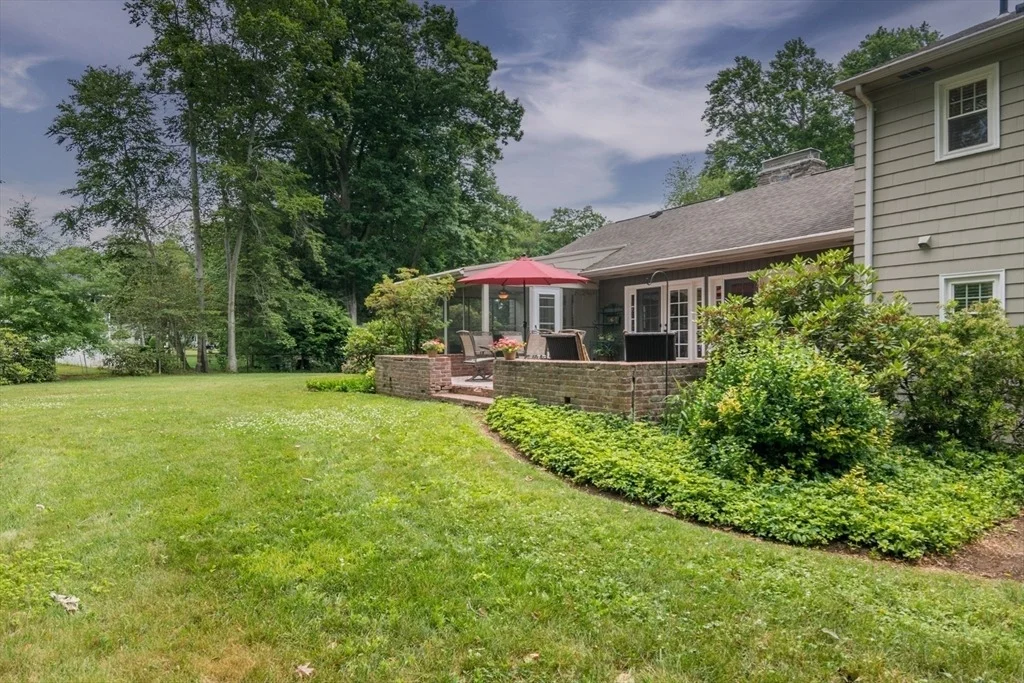 Photo of 42 Elizabeth Cir