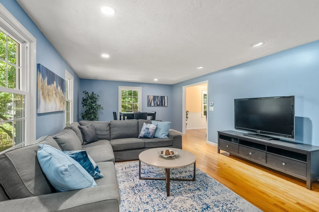 Photo of 942 Salem End Road