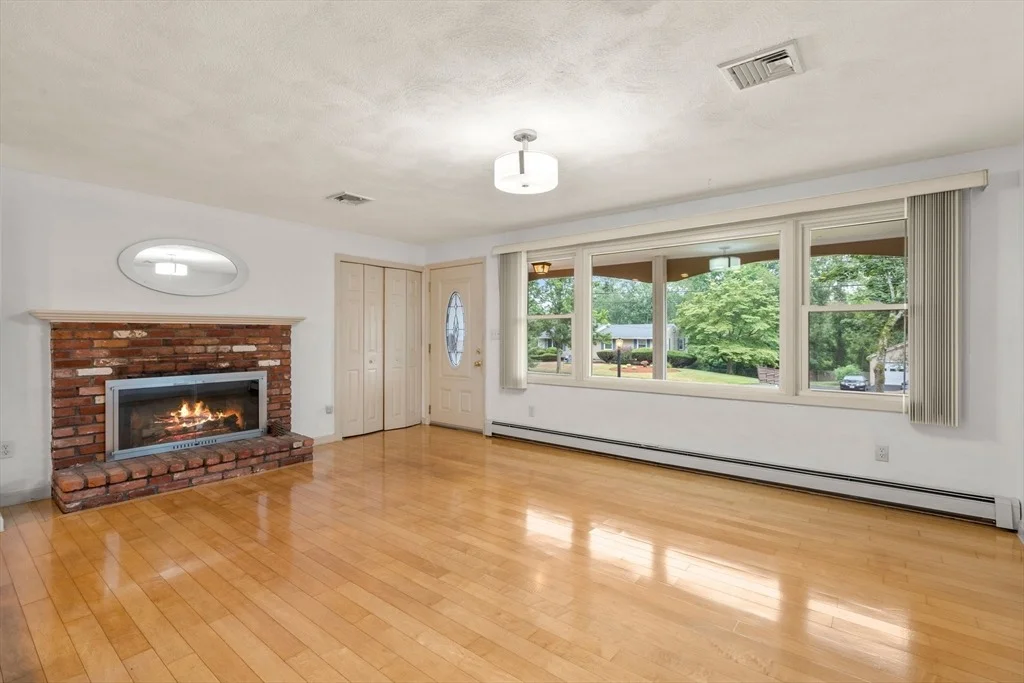 Photo of 6 Paulette Dr