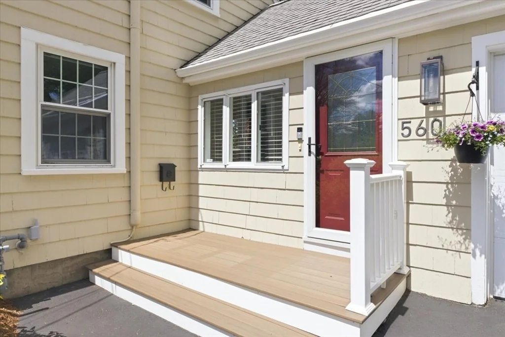 Photo of 560 Common St