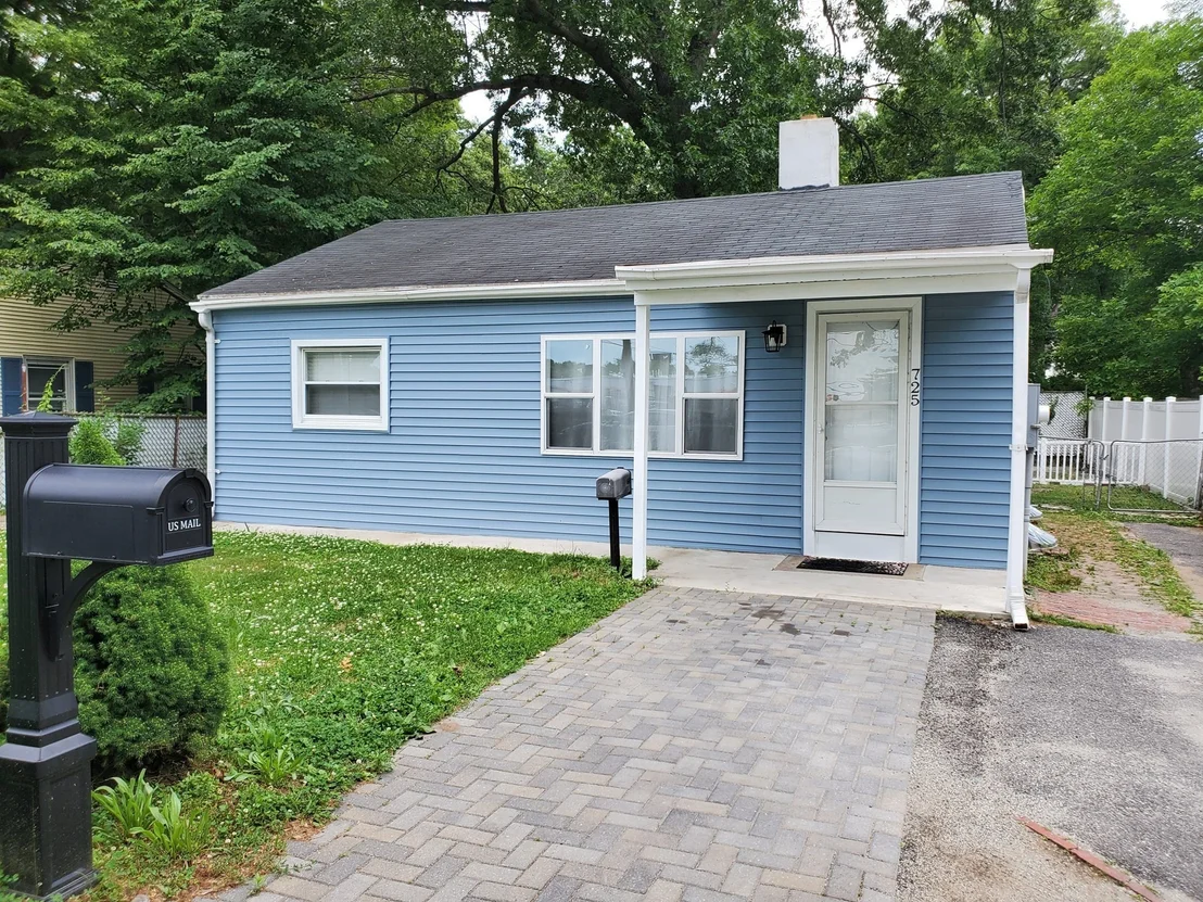 Photo of 725 Bay St