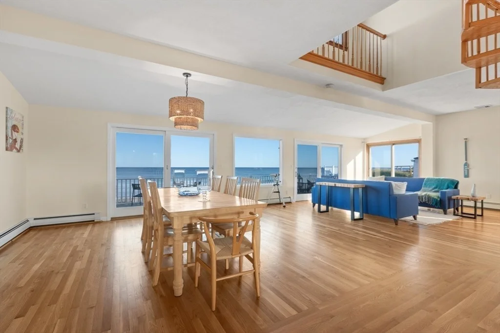 Photo of 360 N End Blvd