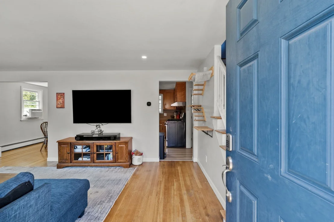 Photo of 18 Thompson Ln