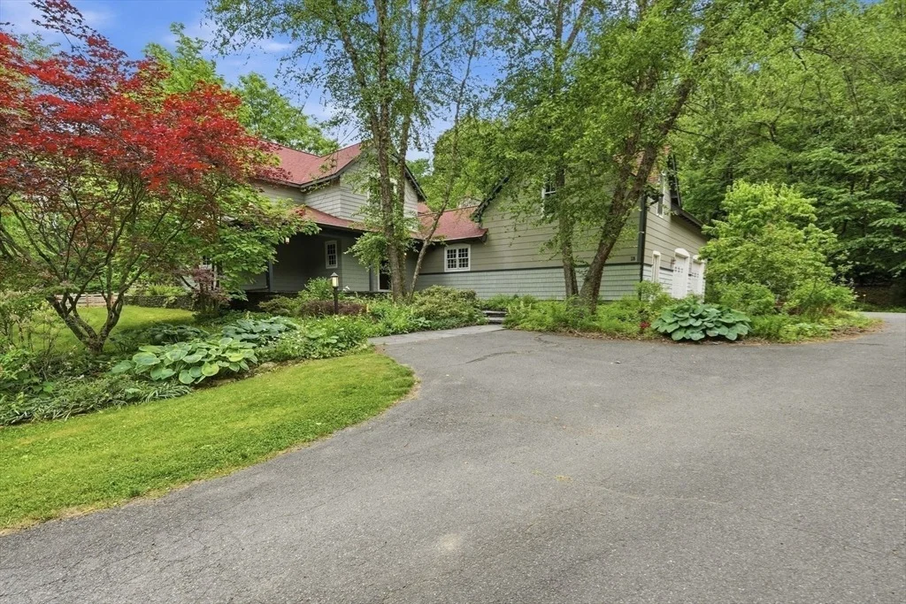 Photo of 18 Eveningstar Dr