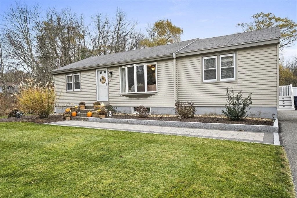 Photo of 2 Iris Ave