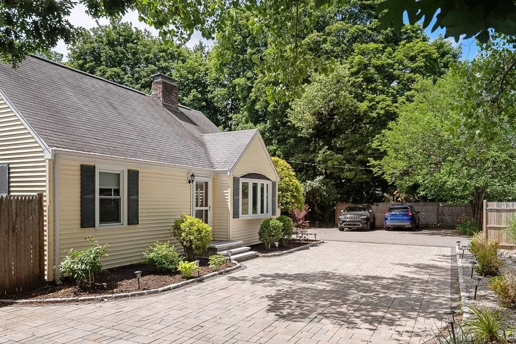 Photo of 389 Commonwealth Rd.