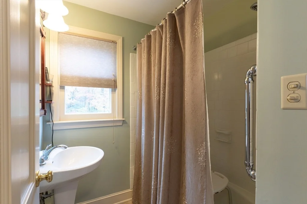 Photo of 1 Leslie Ln